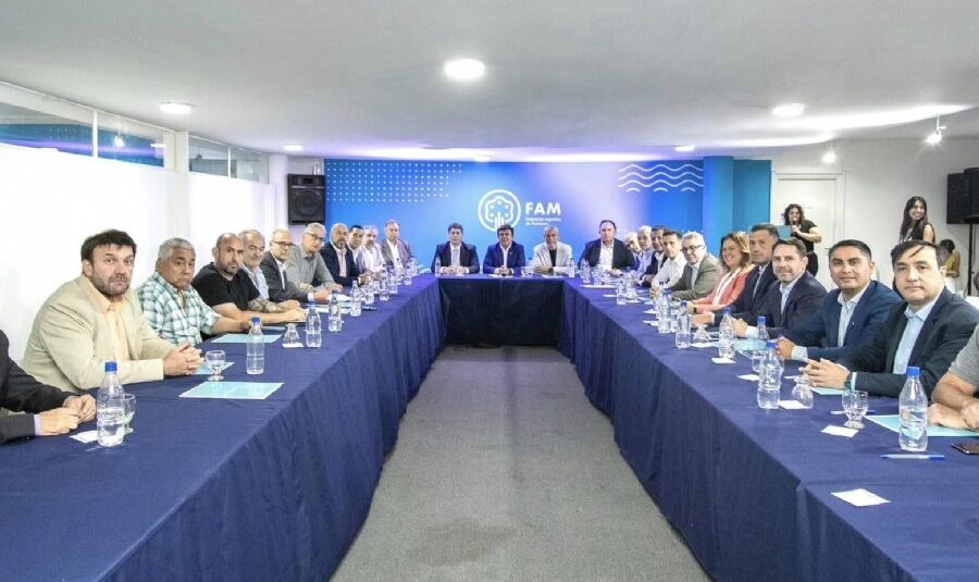 La FAM se reúne de urgencia y pide respuestas en salud, educación, alimentos, transporte y obra pública