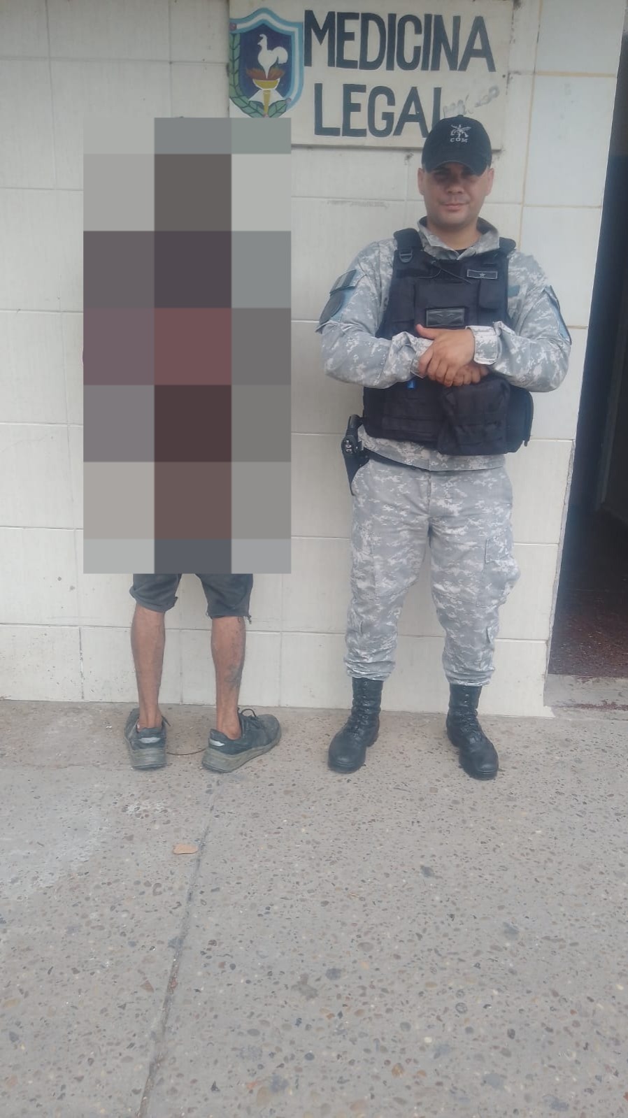 Detienen a un hombre que sustrajo sillas de un jardín