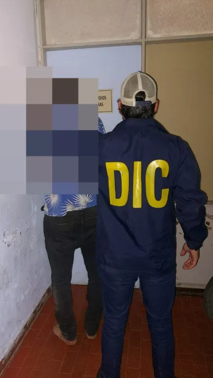 Tenía una tobillera por una prisión domiciliaria, pero vivía en otra casa: lo detuvo la policía