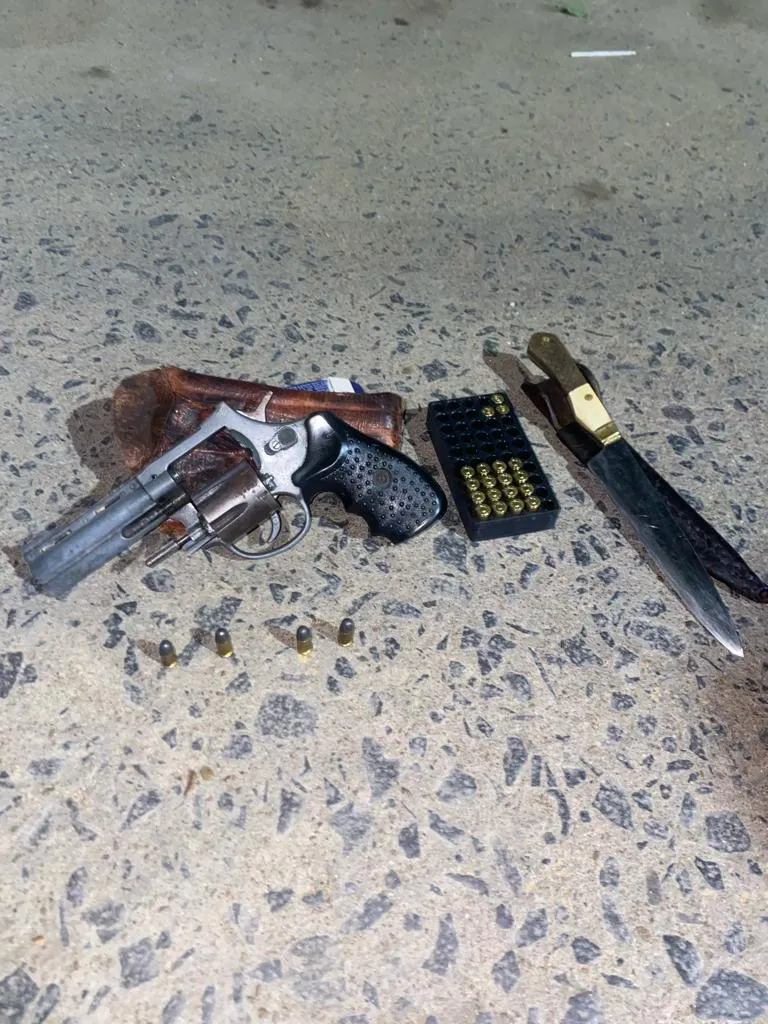 Iban ebrios en moto por la avenida 9 de Julio: uno de ellos tenía un revolver