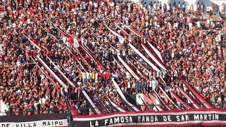 Un hincha de Chacarita murió apuñalado en la tribunaa durante el partido con Deportivo Maipú