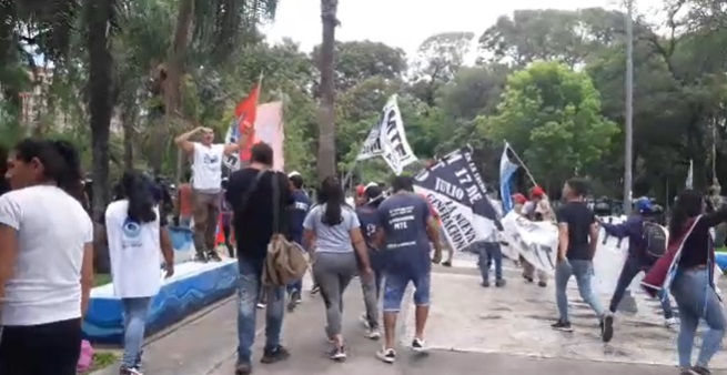 Resistencia: Movimientos sociales a punto de enfrentarse con la policía en medio de cortes de calles.
