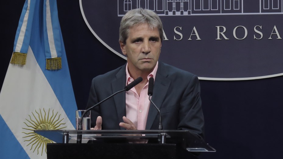 Caputo no pudo repetir el superávit fiscal en febrero, por el fuerte pago de intereses de deuda