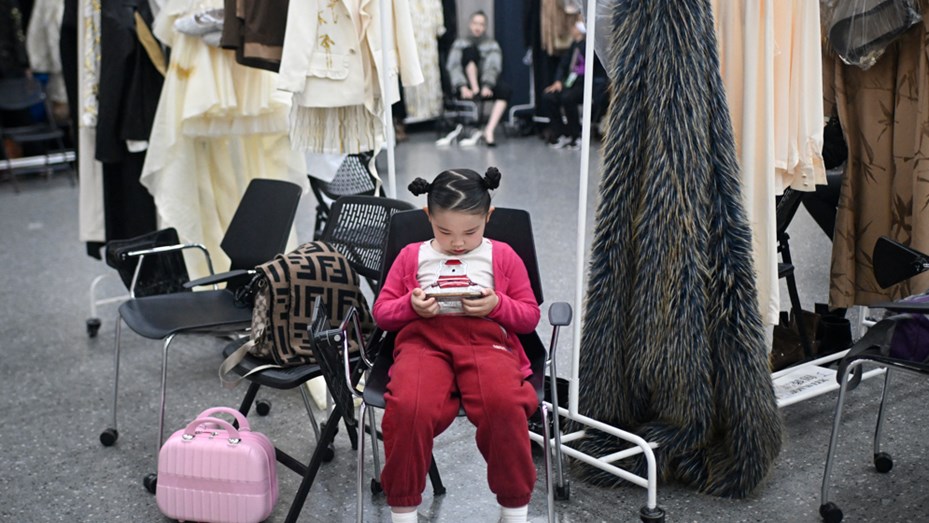 «Una infancia sin celulares»: el objetivo en común de las familias de Reino Unido