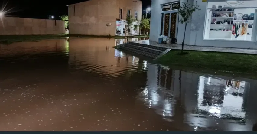 Desborde del arroyo Los Guantes en Mocoretá