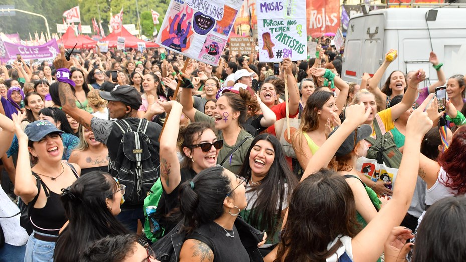 Masiva movilización por el 8M: «La libertad es nuestra y no de los mercados ni los gobiernos»