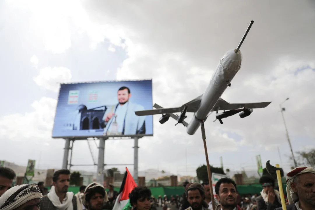 Mar Rojo: hutíes atacaron un buque granelero y destructores estadounidenses