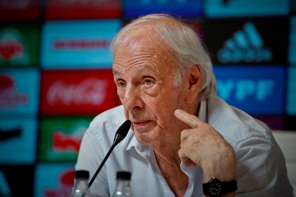 César Luis Menotti fue internado por un cuadro de anemia