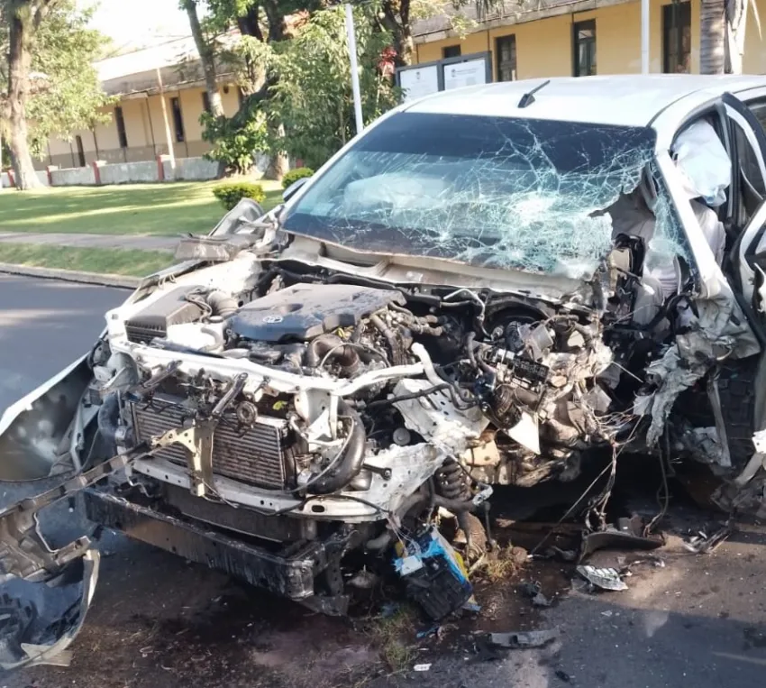 Impactante accidente en Corrientes: Conductor se estrelló contra el mástil de la explanada del puente