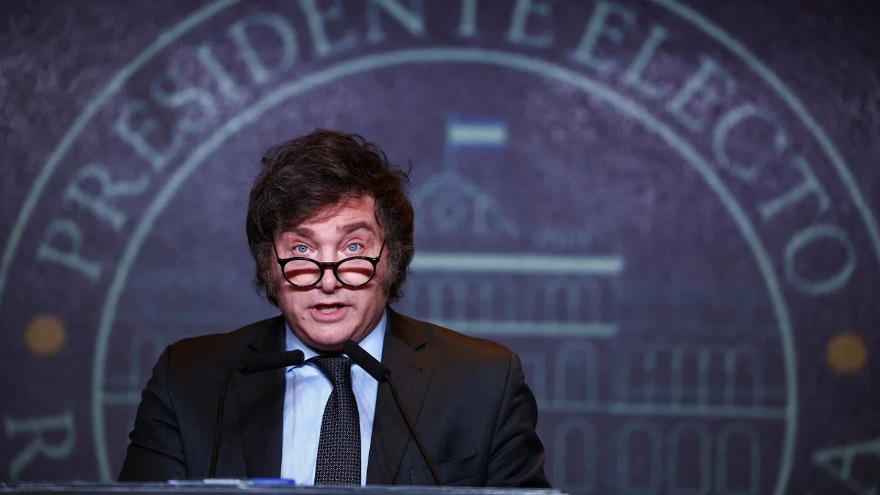 Milei anunció que dejará sin efecto el aumento de salarios para el Poder Ejecutivo y apuntó contra Cristina Kirchner