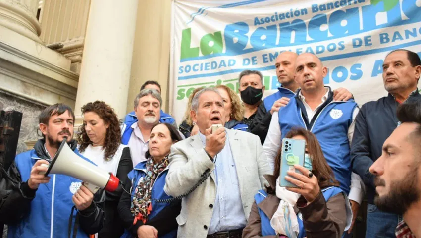 Los bancarios cerraron un aumento del 50% sobre los sueldos de diciembre para el primer trimestre del año