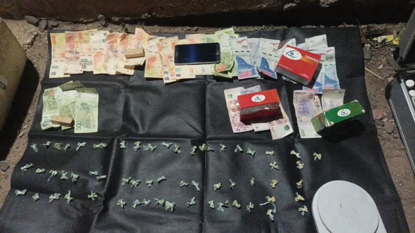 Un joven se resistió a la autoridad, los insultó y quiso golpearlos: llevaba cocaína escondida