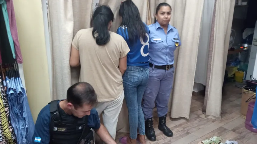 Empleados de una tienda atraparon a dos «mecheras» que robaron ropa exhibida en el local