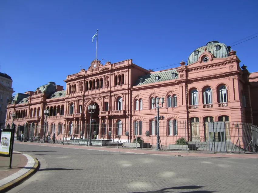 Desde la Casa Rosada analizan dar de baja más contratos estatales para junio