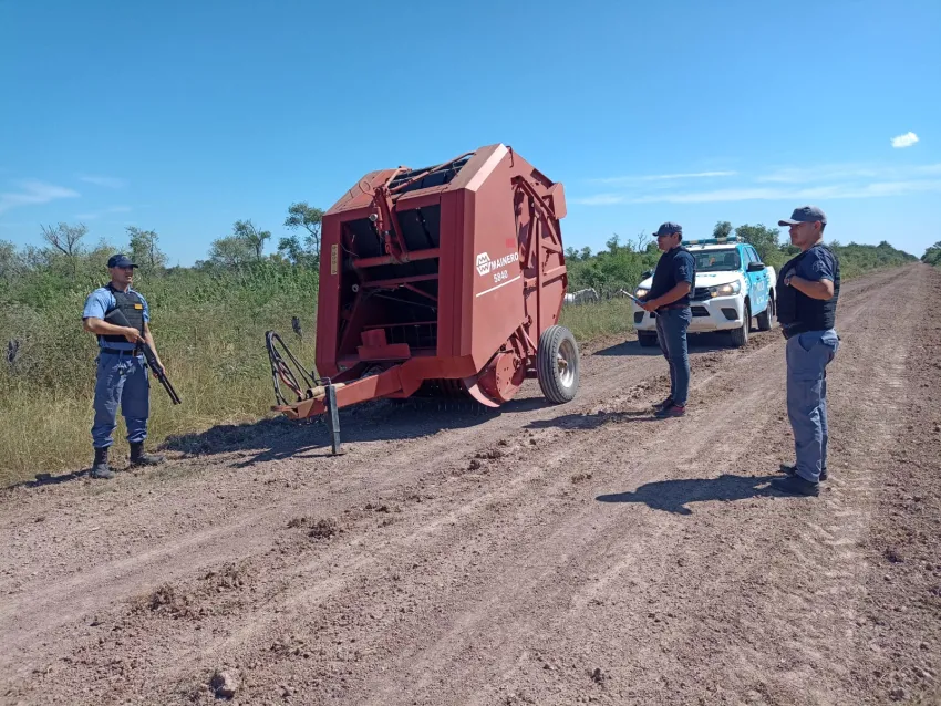 La Policía secuestró maquinaria agrícola del Clan Sosa: estaba escondida en un campo