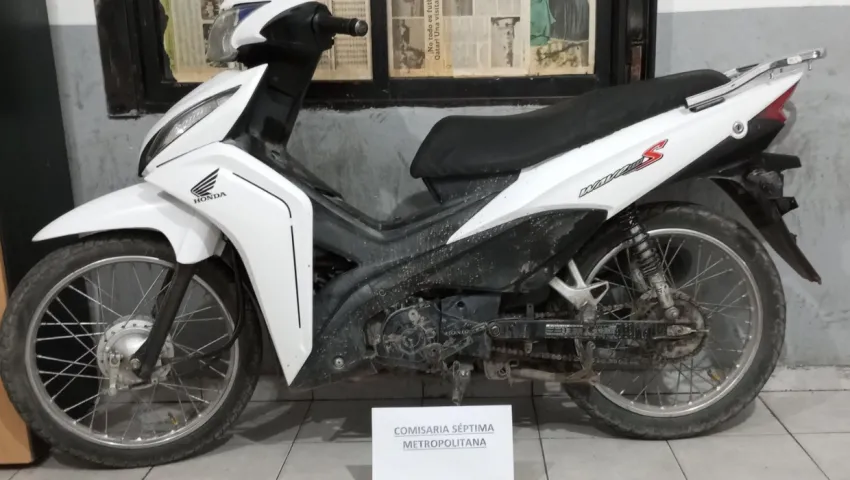 Detuvieron a dos jóvenes que intimidaban a sus víctimas con cuchillo y se trasladaban en una moto robada