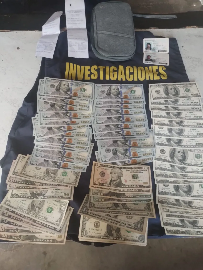 Perdió 4952 dólares en la vía pública y los recuperó la policía