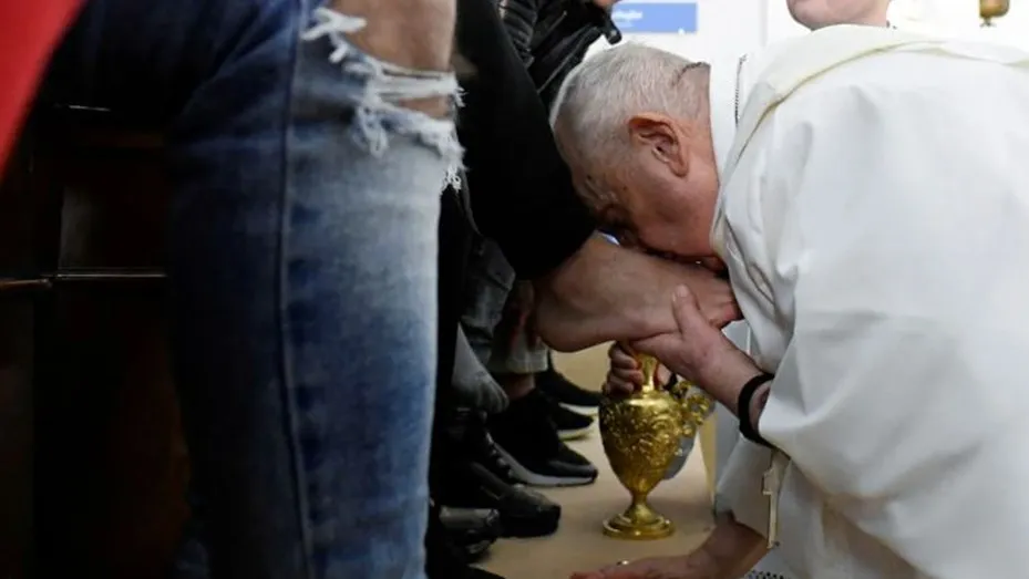 Jueves Santo: el papa Francisco les lavó los pies a doce detenidas en una cárcel de Roma