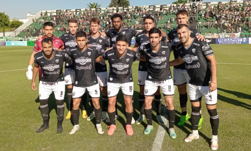 En la reanudación del partido con Nueva Chicago, For Ever no pudo darlo vuelta y perdió 2 a 0