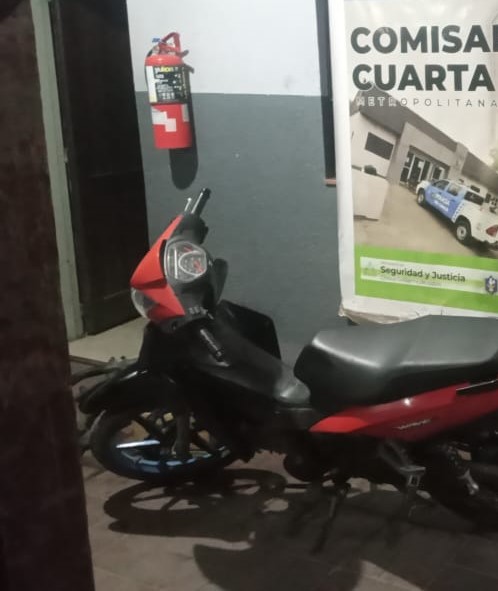 Recuperan moto robada, y detienen a un sujeto