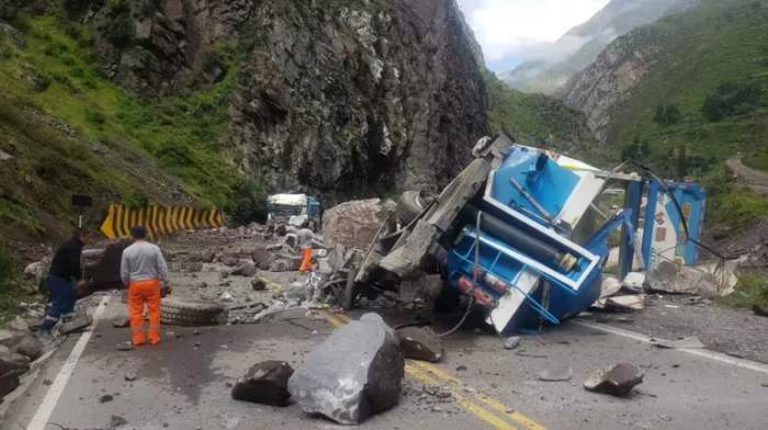 Una avalancha de rocas gigantes aplastó a dos camiones en Perú