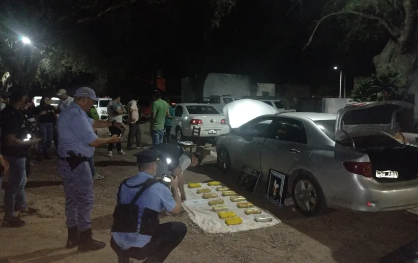 Golpe al narcotráfico: secuestraron más de 14 kilos de cocaína de dos autos y hay cinco detenidos