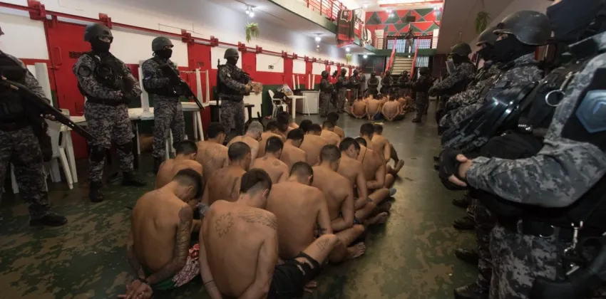 Al estilo Bukele, requisaron a presos narcos en Santa Fe: «Cada vez la van a pasar peor»