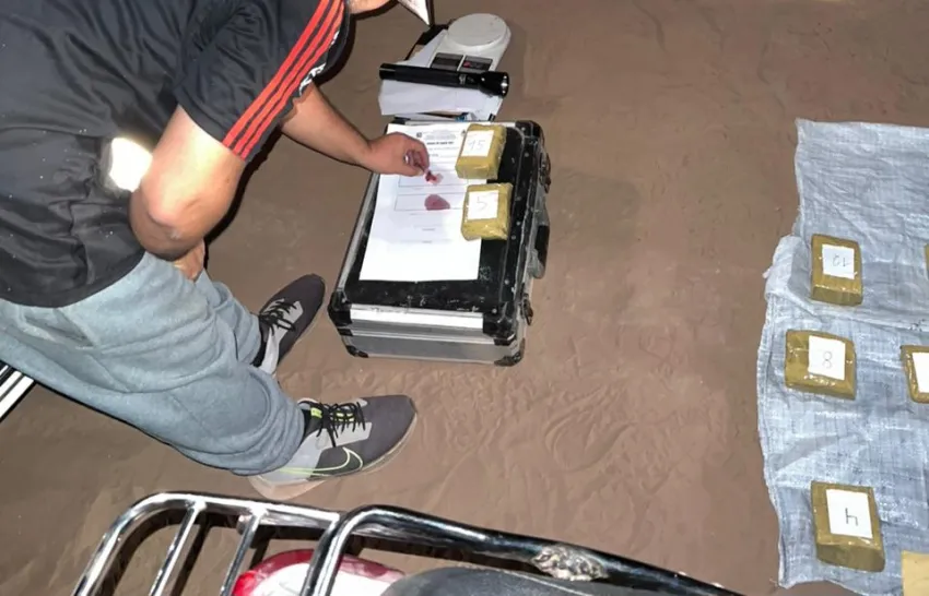 Motociclista abandonó su rodado y descartó 15 paquetes de marihuana al notar un operativo policial
