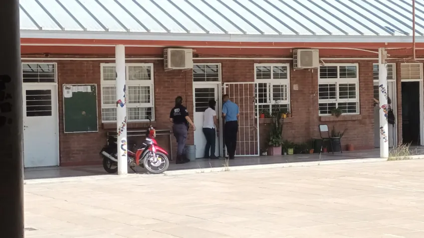 Motochorro armado ingresó a una escuela, asaltó a alumnos en plena clase y los amenazó con disparar