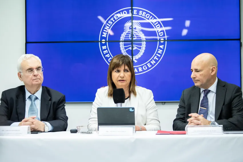 Bullrich presentó el nuevo protocolo de uso de armas para las fuerzas federales: «Vamos a fondo y no nos van a frenar»