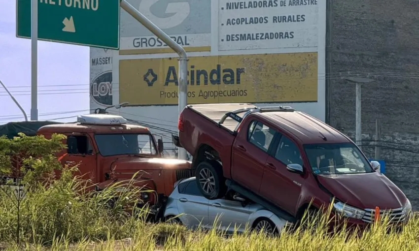 Impactante choque en cadena en la ruta 11: una camioneta terminó arriba de un auto