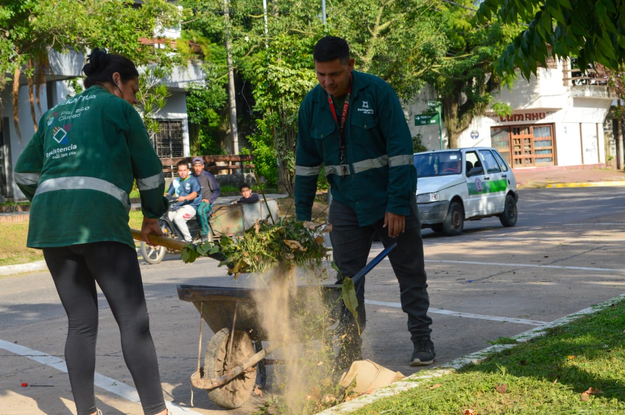 La Municipalidad de Resistencia ejecuta operativos de desmalezado en avenidas