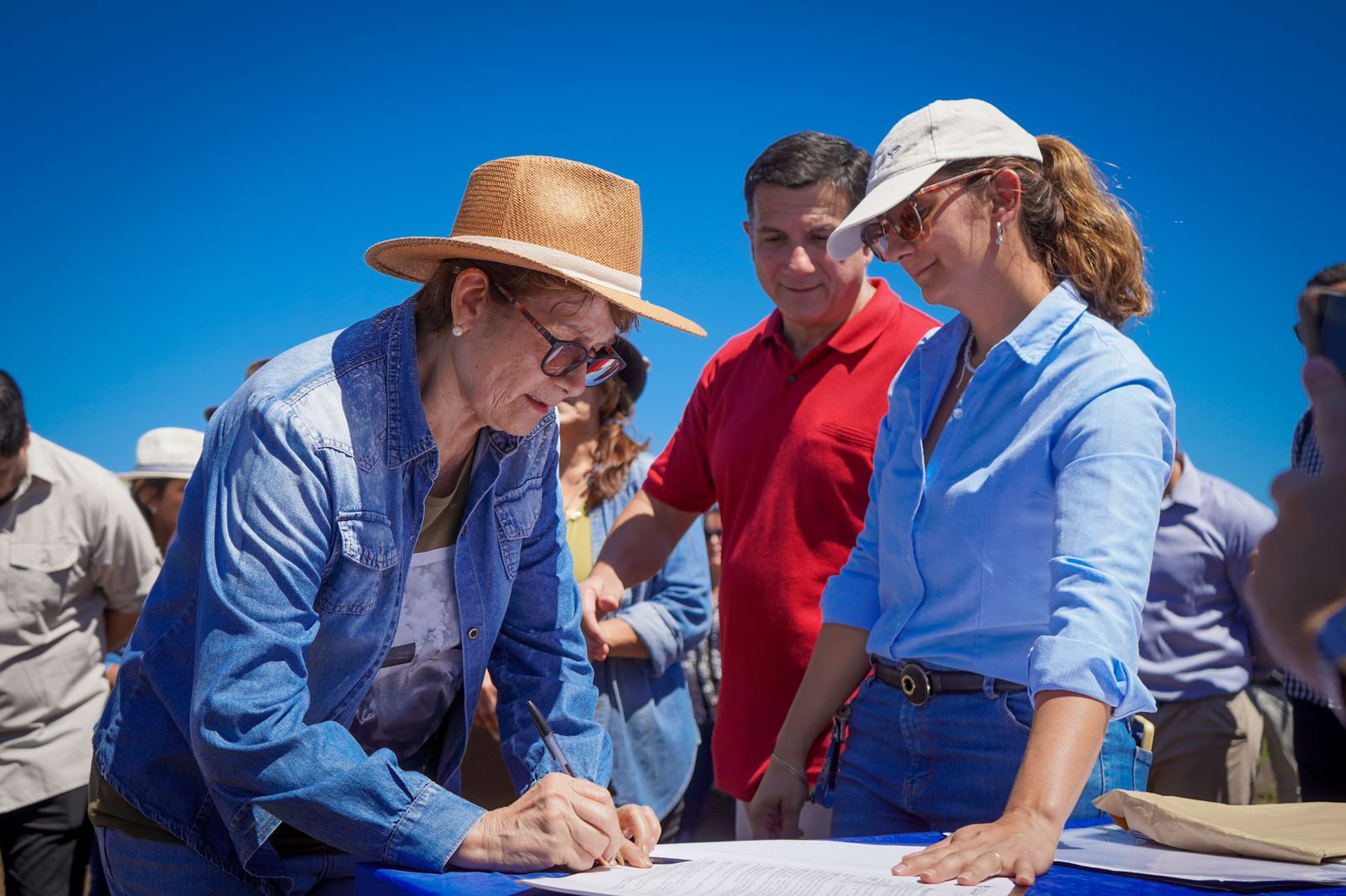 Enrique Urien: Zdero entregó reproductores caprinos a productores de la zona