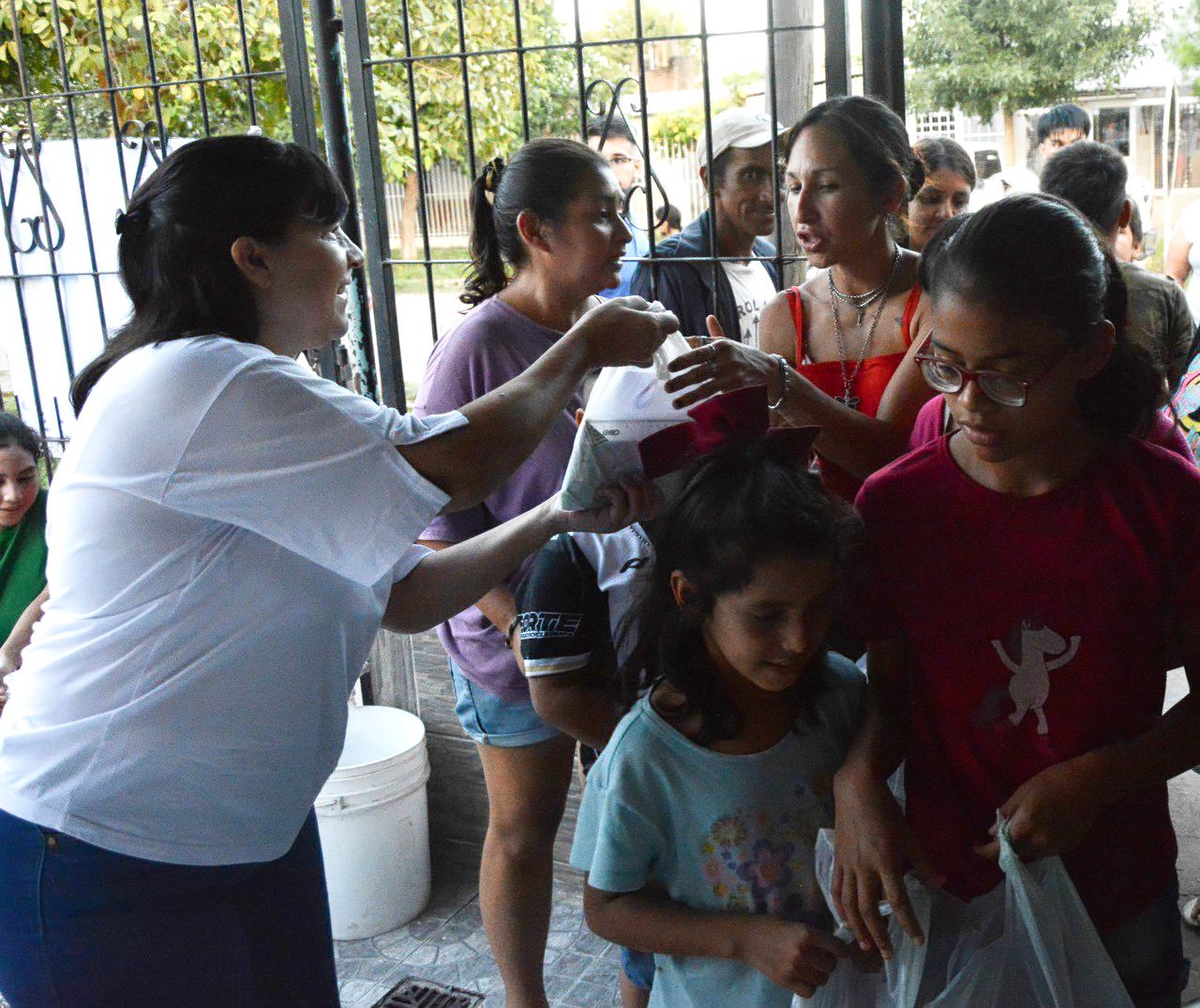 Muchas entregó donaciones a merendero del barrio Juan Bautista Alberdi