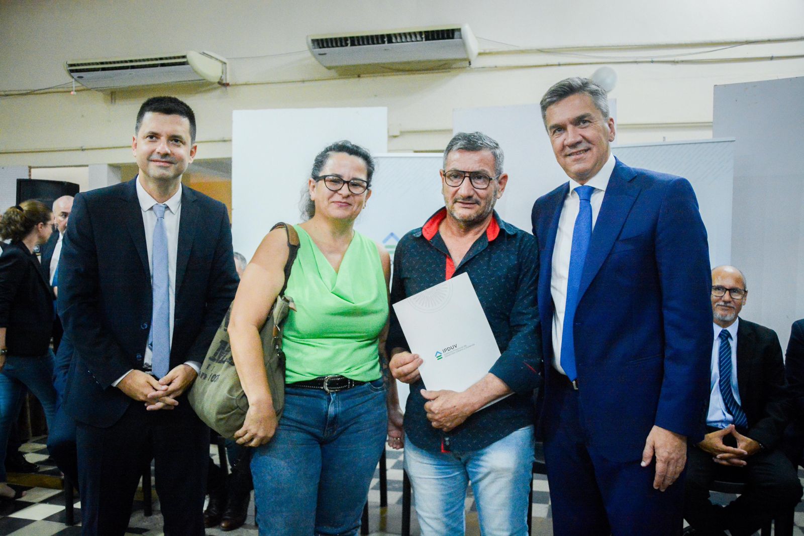 Sáenz Peña: El gobernador entregó títulos de propiedad a 30 familias