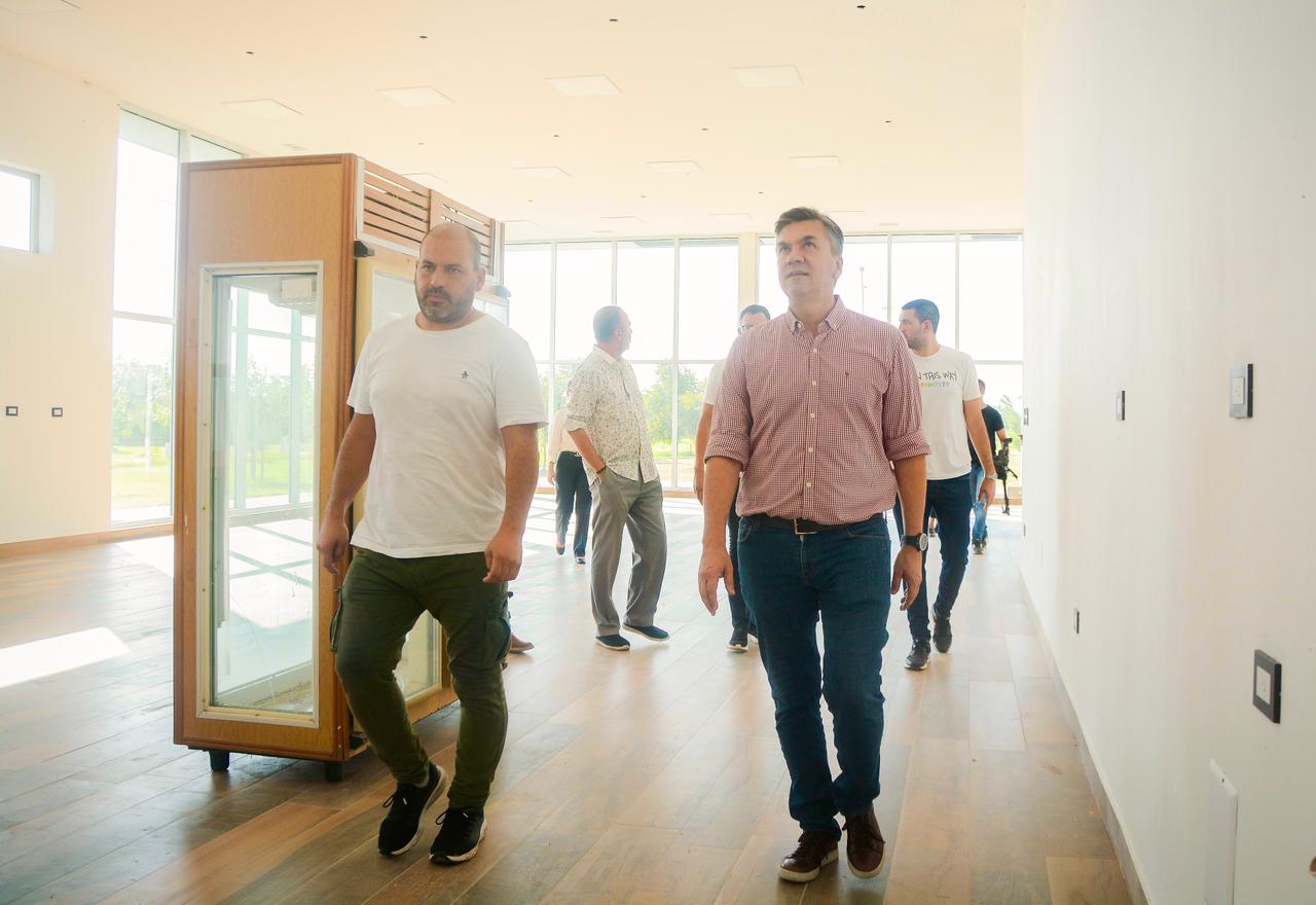 Potenciar el desarrollo industrial: Zdero visitó la obra de Estación de Servicio Axion en Puerto Tirol