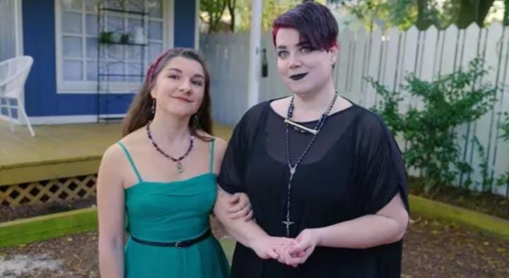 Es guía de fenómenos paranormales y con su novia mantienen un “trío amoroso con un espíritu de 300 años”