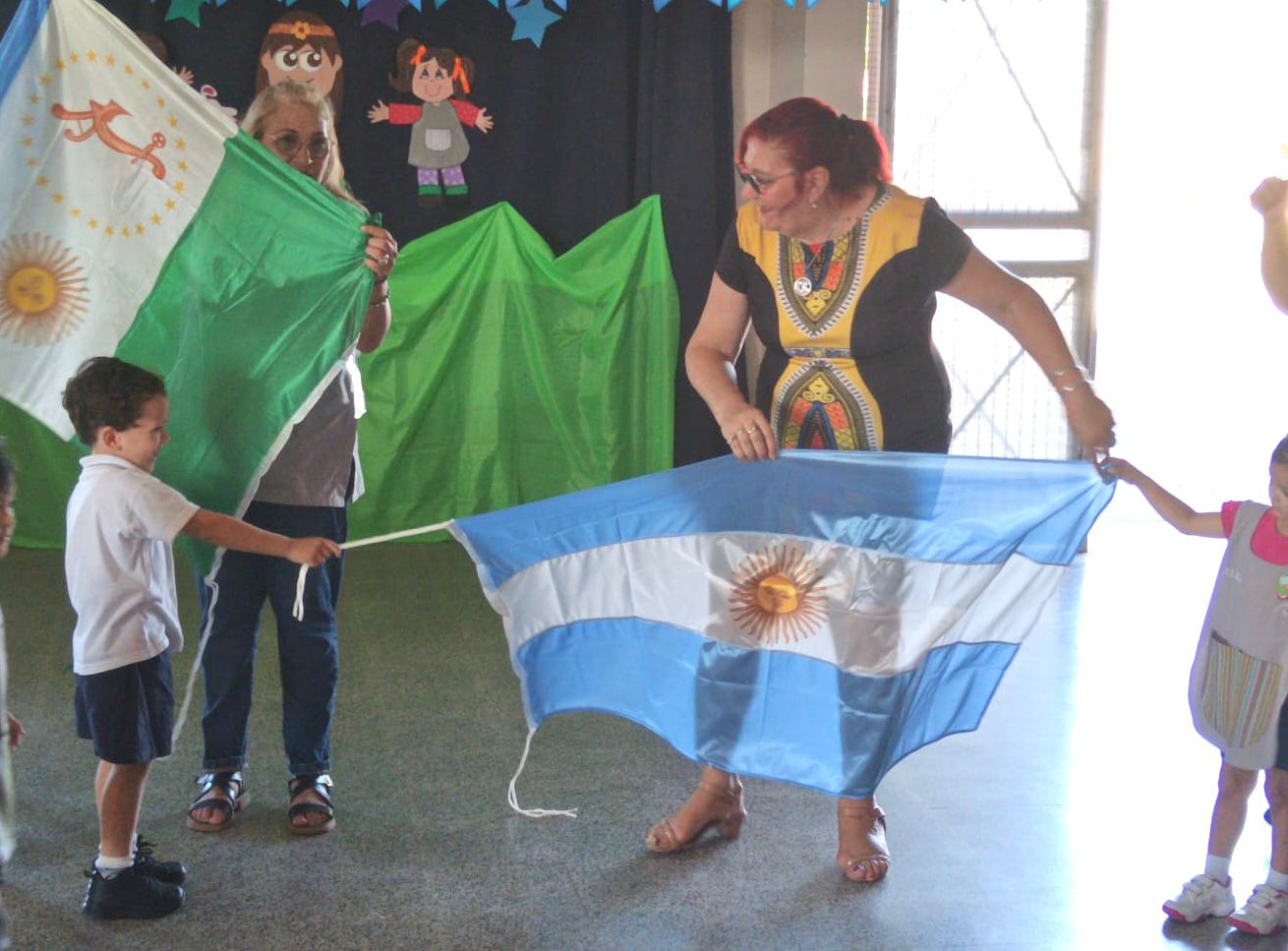 El gobierno provincial continúa la entrega de banderas a instituciones educativas