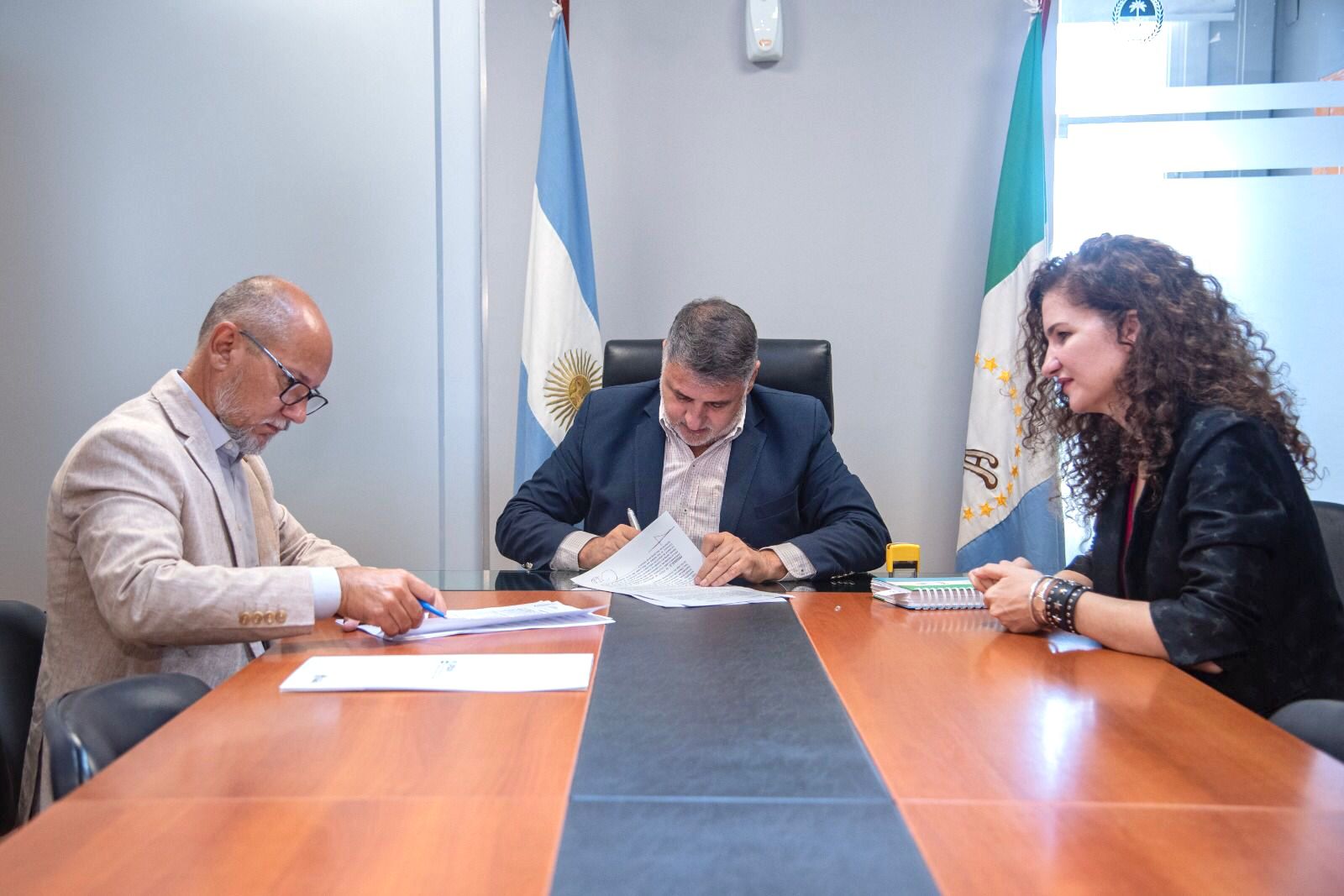 El IPDUV firmó convenios de cooperación con el Ministerio de Gobierno