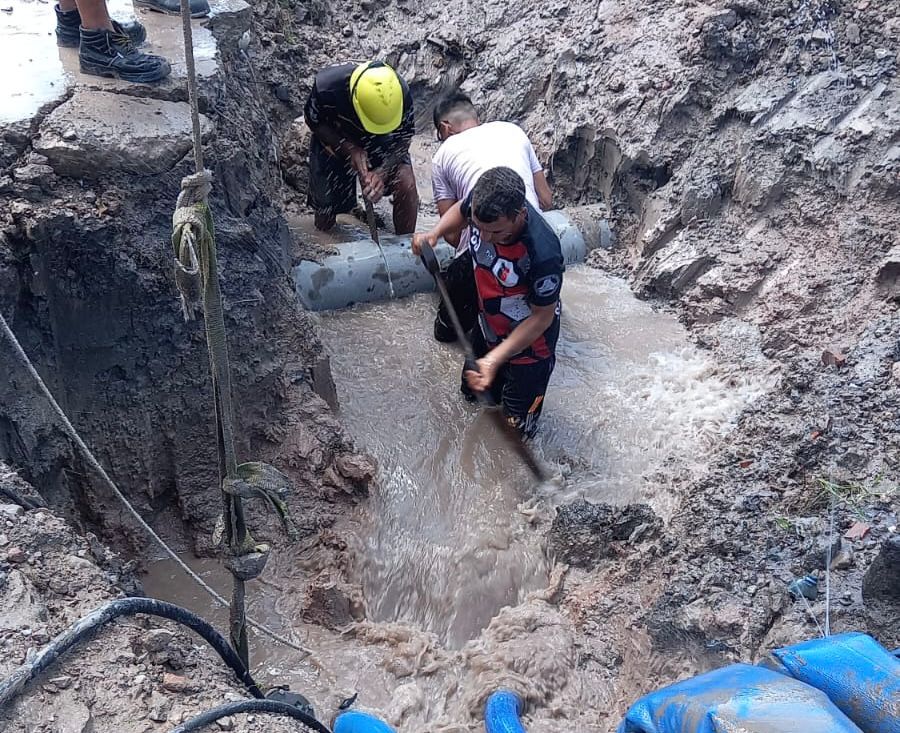 SAMEEP reparó cañería maestra de agua potable frente a la cisterna sur