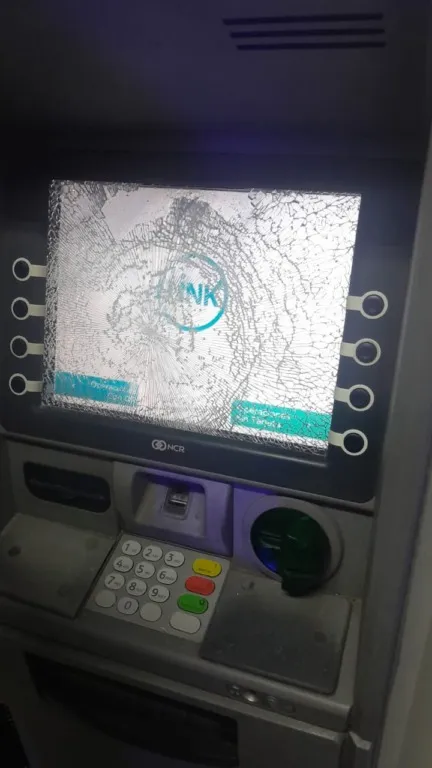 Arrojaron una botella y rompieron un cajero del Nueno Banco del Chaco