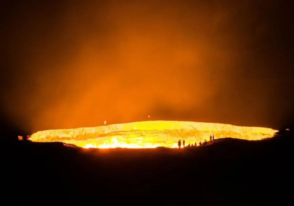 Esta es “La puerta del Infierno”, el agujero que arde desde hace 50 años en el medio del desierto y que no pueden apagar