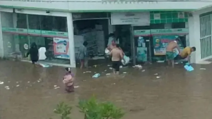 Corrientes: saqearon una farmacia en medio de la inundación y se llevaron desde perfumes hasta pañales