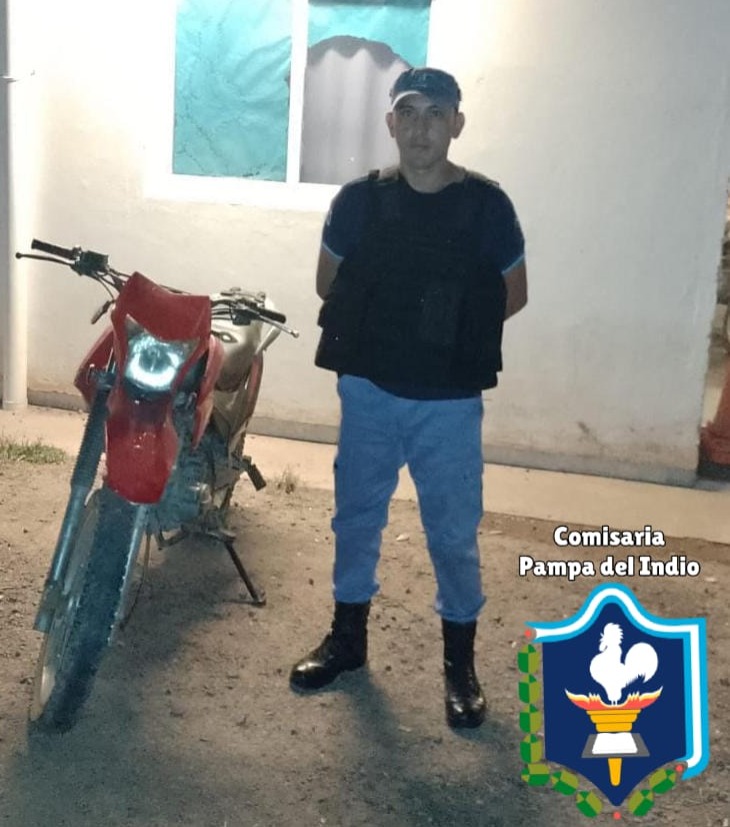 Pampa del Indio: Lo atraparon en la ruta empujando una moto sustraída minutos antes
