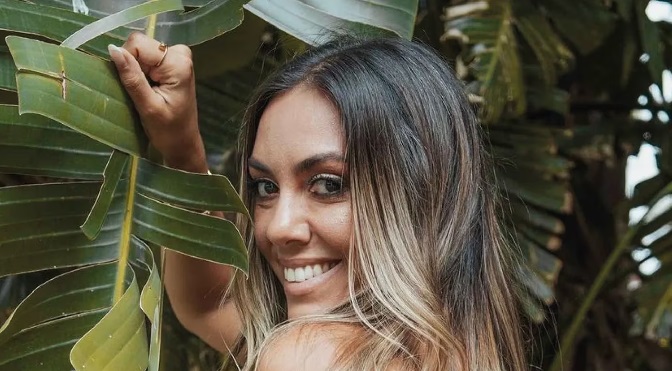 Floppy Tesouro se fotografió con una enteriza cavada que dice Vogue: “Verano no te vayas“