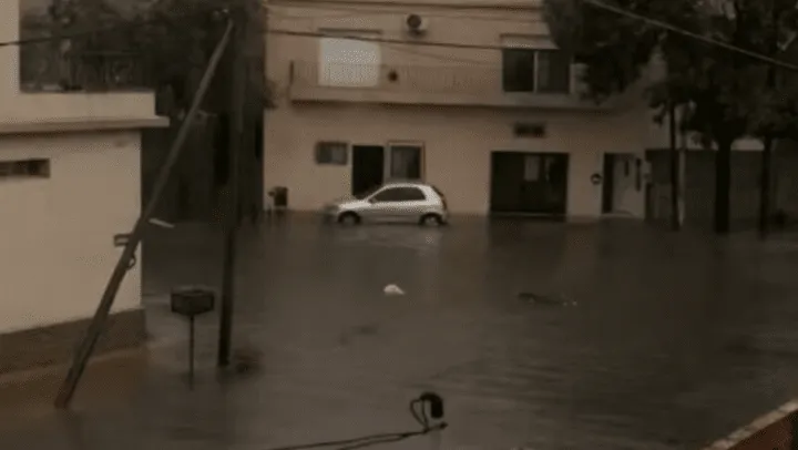 Confirman de qué murió el hombre que fue encontrado flotando en medio del temporal