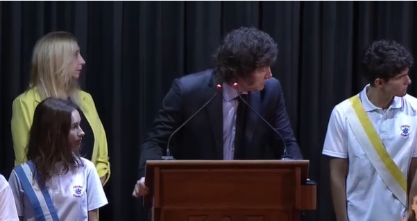 Dos alumnos se desmayaron mientras Javier Milei daba un discurso en una escuela: «Que venga el médico nuestro»