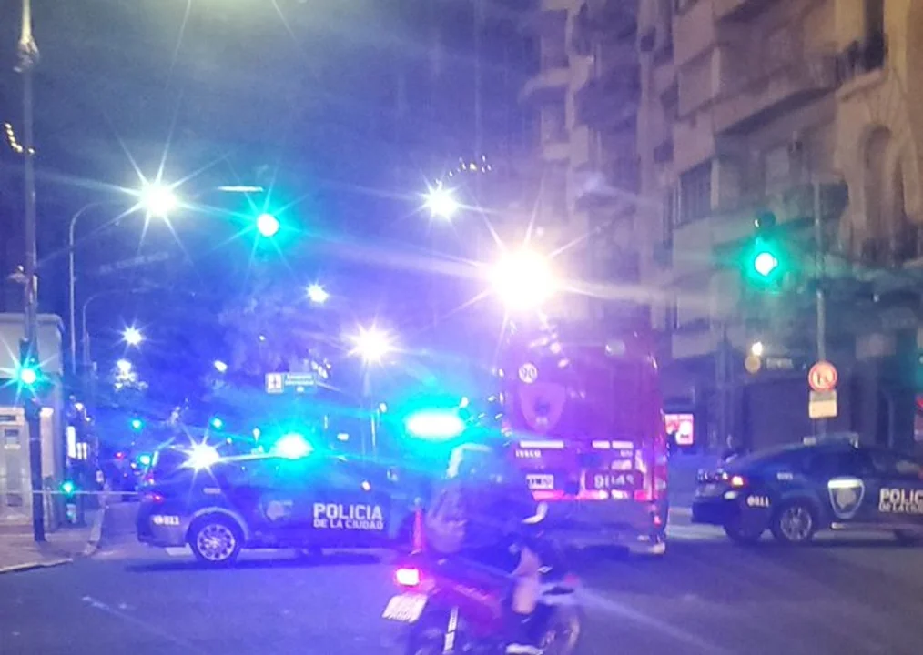 Llegaba tarde al cine, dejó su auto frente al Congreso y lo revisó la Brigada de Explosivos