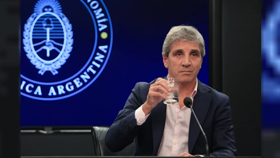 Más poder para Caputo: Economía absorbió cuatro de las cinco secretarías que dependían de Infraestructura