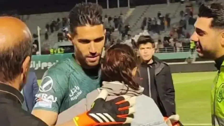 Suspendieron a un arquero iraní por abrazar a una hincha